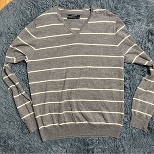 Club Monaco Men's Gray Striped Merino Wool V-Neck Sweater Size M